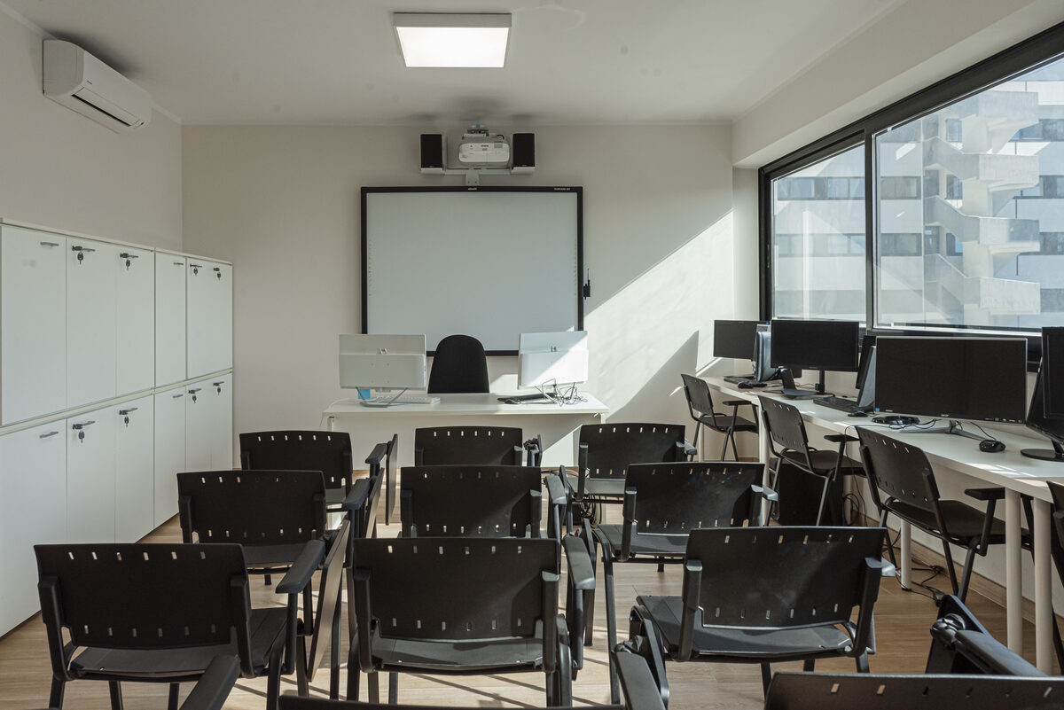 Aula corsi con postazioni di lavoro